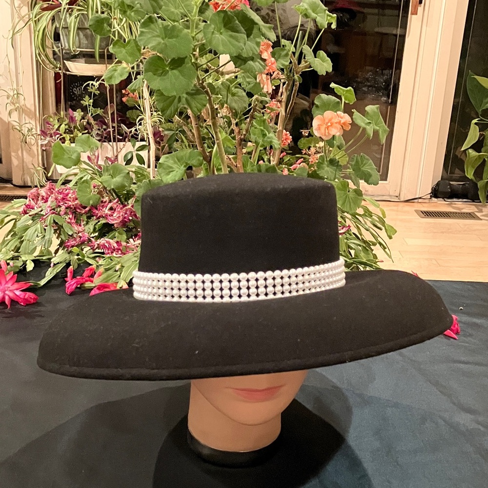 Elegant Black Wool Hat with Pearl Detailing